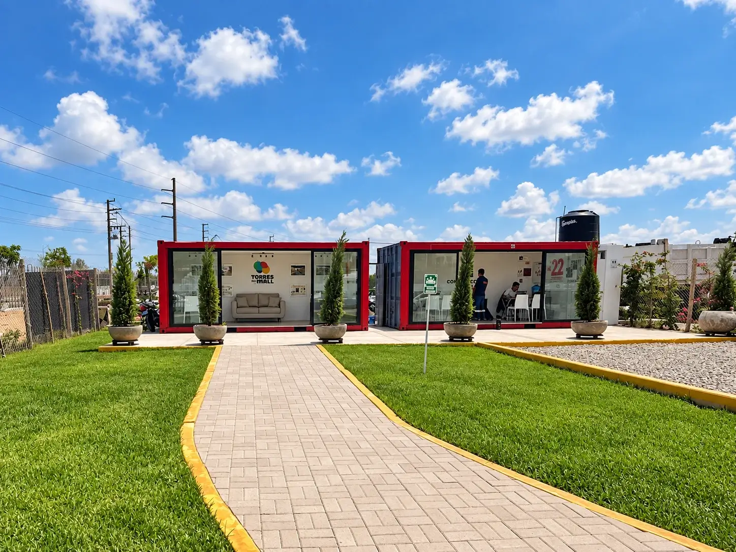 Sala de ventas de Torres del Mall, con jardín y acceso peatonal